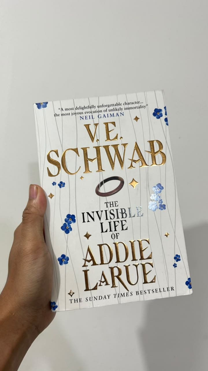 The Invisible Life of Addie LaRue oleh V. E. Schwab, foto eksemplar asli