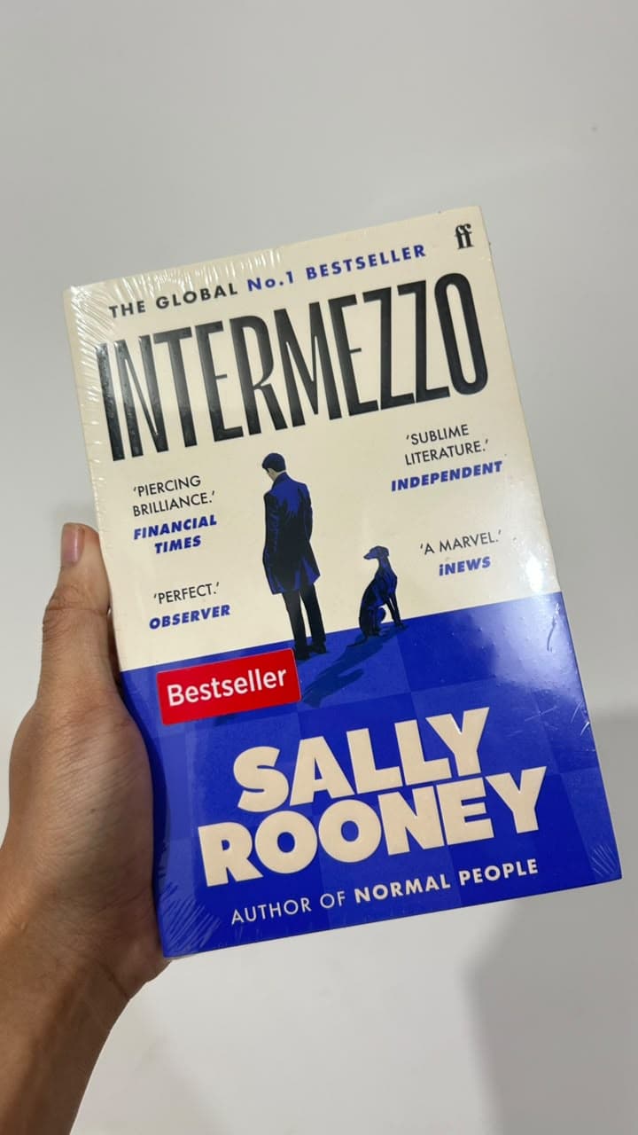 Intermezzo oleh Sally Rooney, foto eksemplar asli