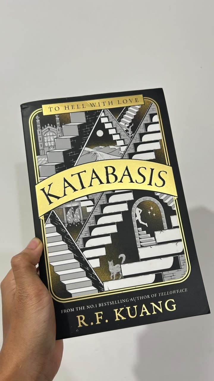 Katabasis oleh R. F. Kuang, foto eksemplar asli
