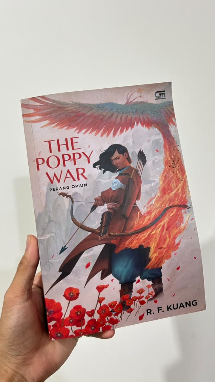The Poppy War (IND) oleh  R. F. Kuang, foto eksemplar asli